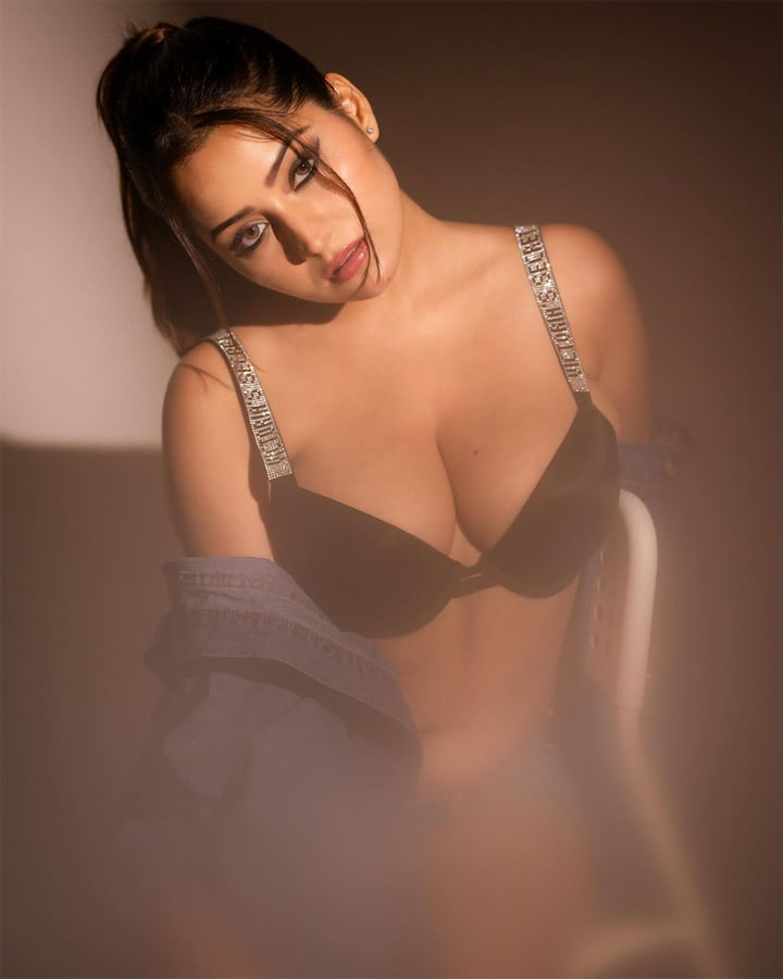 Simran Kaur hot bikini picture